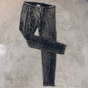 Cozy snake print leggings